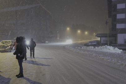 Uludağ’da yoğun kar yağışı sebebi ile ekipler yolların kapanmaması için aralıksız mesai yapıyor.