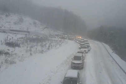 Uludağ’da kar çilesi, kilometrelerce kuyruk oluştu
