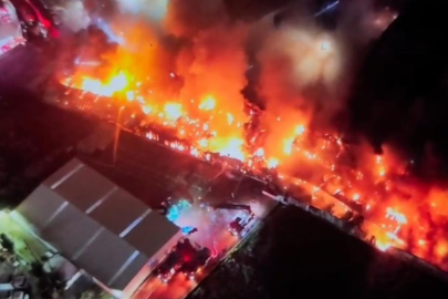 Esenyurt’ta gece başlayan fabrika yangını saatlerdir devam ediyor