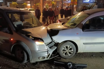 Bursa'nın İnegöl ilçesinde iki hafif ticari aracın kafa kafaya çarpıştığı kazada 3 kişi yaralandı.