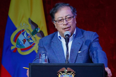 Kolombiya Cumhurbaşkanı Petro: Şu anda Caracas füzelerle vuruluyor !