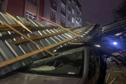 Küçükçekmece’yi lodos vurdu: Çatı uçtu, araçlar hurdaya döndü