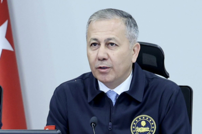 İçişleri Bakanı Ali Yerlikaya: Kar yağışıyla mücadelede 42 bin 143 personel görev yapıyor. Kar yağışının getirdiği sorunlarda 3 bin 766 kişi tahliye edildi.