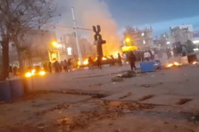 İran'da protestolar devam ediyor. Ölü sayısını yaklaşık 16 olduğu bildiriliyor.