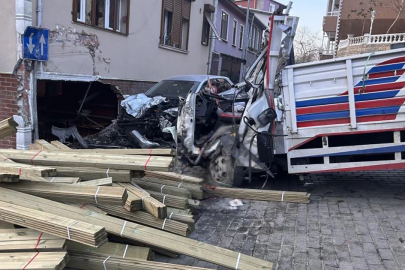 Beykoz'da akıl almaz  kaza: Kamyon dükkana daldı, 2 kişi hayatını kaybetti