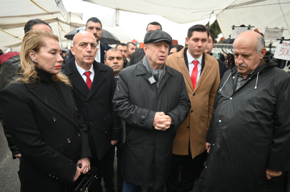 Ümit Özdağ : Pazar esnafı işlerin geçen yıla göre yüzda 50 düştüğünü söylüyor.