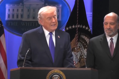 Trump  yüzde 10'luk yeni bir küresel gümrük vergisi'ni uygulamaya koydu.