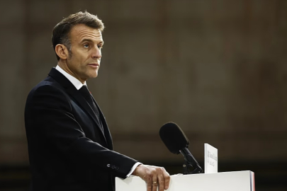 Fransa saldırıların uluslararası hukuka aykırı olduğunu gerekçe göstererek savaş gemisi gönderiyor.