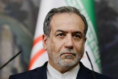 Araghchi: İsrail ve ABD üslerini hedef aldığını duyurdu
