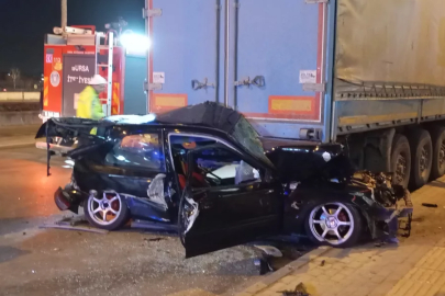Gece yarısı feci kaza  Otomobil tırın altına girdi.