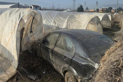 Kontrolden çıkan otomobil seraya uçtu