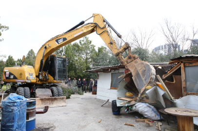 Nilüfer 'de Kaçak Barakalar Yıkıldı