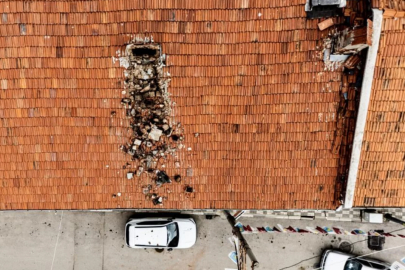 Keles 'te 3 katlı binanın çürüyen bacası park halindeki otomobilin üzerine yıkıldı