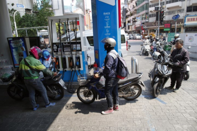 Petrol  krizi Tayland 'ıda vurdu halk istasyonlara akın etti