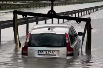 Gemlik - Orhangazi yolu üzerinde oluşan su birikintisine giren otomobil mahsur kaldı