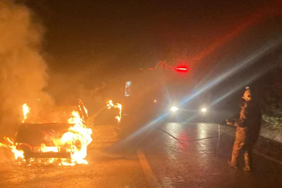 İnegöl 'de seyir halindeyken alev alan otomobil, kullanılamaz hale geldi.