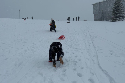 Uludağ’da etkili olan kar yağışı Bursa'lı günübirlikçileri memnun etti