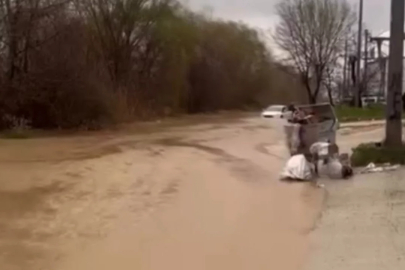 Ürünlü 'de dere taştı araçlar suya gömüldü