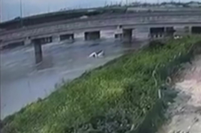 Karacabey 'de yolu kısaltmak isterken akıntıya kapıldı. Sürücünün cansız bedeni bulundu