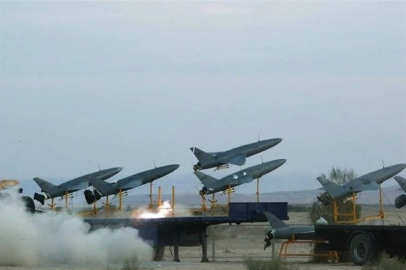 İran bir kargo gemisinin ele geçirilmesine misilleme olarak ABD savaş gemisine saldırdı.