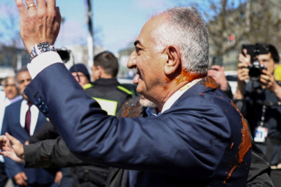 Almanya'da Rıza Pehlevi'ye kırmızı sıvı atıldı