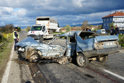 Kastamonu 'da Kamyonetle çarpışan araç ikiye bölündü, sürücü hayatını kaybetti
