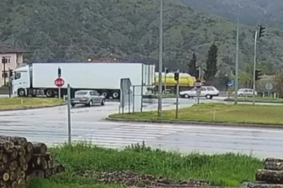 Korkunç kazada otomobilden fırlayan bebek can verdi