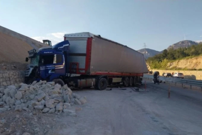 Facia kazada Tır rampaya çarptı, fırlayan mermerler minibüsü parçaladı: 1 ölü, 3 yaralı