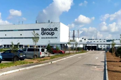 Fransa'daki Renault otomobil fabrikasındaki yedek parça sandıklarından göçmenler çıktı