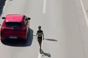 Yürekler ağza geldi! Küçük çocuktan trafikte tehlike saçtı