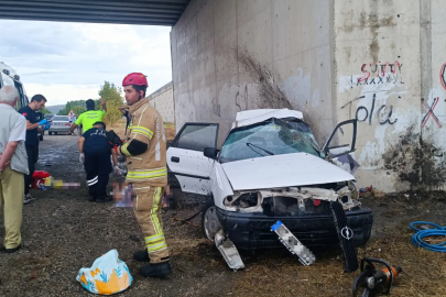 Bursa’da Feci Kaza: Köprülü Kavşağın Duvarına Çarpan Otomobilde 3 Kişi Hayatını Kaybetti