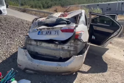 Şeftali yüklü kamyon otomobilin üzerine devrildi: 6 kişi yaralandı