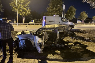 Sakarya’da feci kaza: Ağaca çarpan otomobil parçalandı, sürücü kazadan sağ çıktı