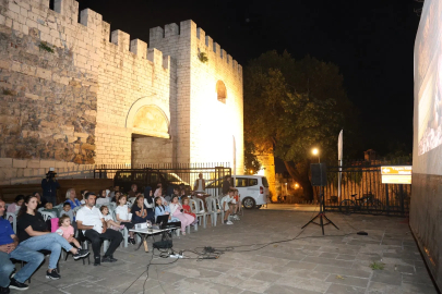 “Osmangazi’de Yaz Film Gösterimleri” etkinliğinde Tarihi surların gölgesinde sinema keyfi
