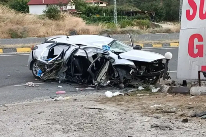 Kastamonu'da Feci Kaza: Otomobil Menfeze Çarptı, Biri Çocuk 2 Kişi Hayatını Kaybetti