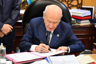 MHP Genel Başkan DevletBahçeli 'Terörsüz Türkiye' için hazırlanan çerçeve yasaya imza attı