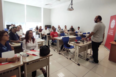 İletişim Başkanlığı Konya Bölge Müdürlüğü ile KTO Karatay Üniversitesi iş birliğinde düzenlenen “İHA-1 Ticari Pilot Eğitimi ve Sertifikasyon Programı” başladı.