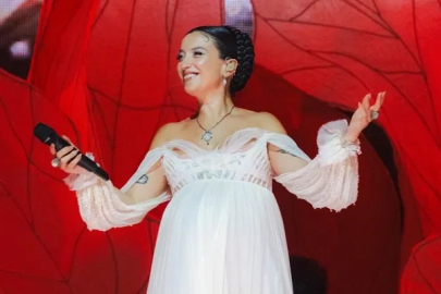Melike Şahin Harbiye'de binlerce müzikseverle buluştu.