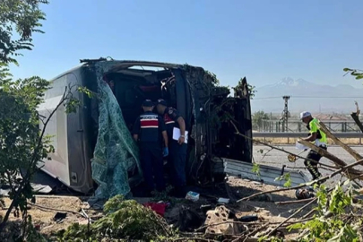 Kayseri'de Yolcu Otobüsü Devrildi: 1 Ölü, 2'si Ağır 22 Yaralı