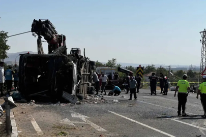 Kayseri’de Yolcu Otobüsü Devrildi: 1 Kişi Hayatını Kaybetti, 22 Yaralı Var