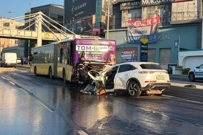 Küçükçekmece’de feci kaza: İETT otobüsüne çarpan otomobildeki 3 kişi hayatını kaybetti
