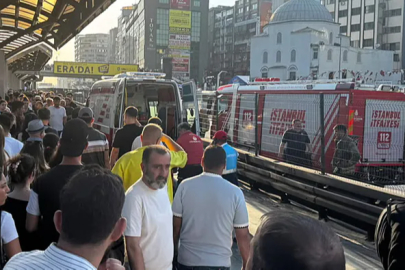 Şirinevler Metrobüs Durağında Feci Kaza: Yola Düşen Kadına Metrobüs Çarptı