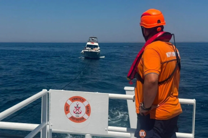 Marmara Adası açıklarında çerisinde 3 kişinin bulunduğu tekne kurtarıldı