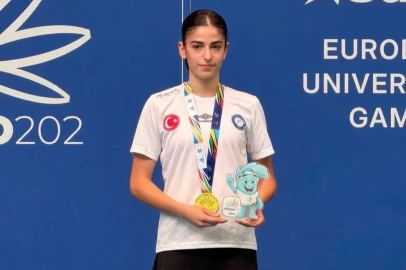 Bursa'da Osmangazi Belediyespor sporcusu Zeynep Berre Ocakoğlu ve partneri Beren Aşkar Avrupa Şampiyonu oldu