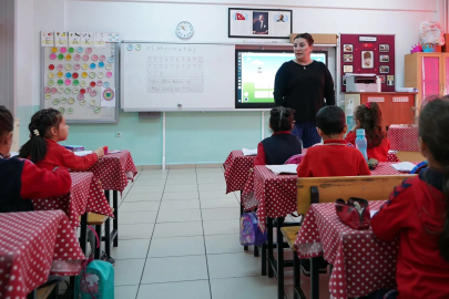 Milli Eğitim Bakanlığı, farklı illerde görev yapan sözleşmeli öğretmen eşlerin aile birliğini sağlamak amacıyla iller arası yer değiştirme duyurusunu yayımladı