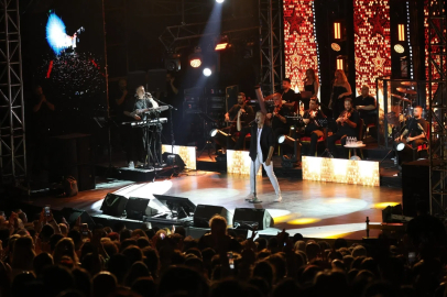 21 gün süren  Uluslararası Bursa Festivali'nde finalde Özcan Deniz vardı