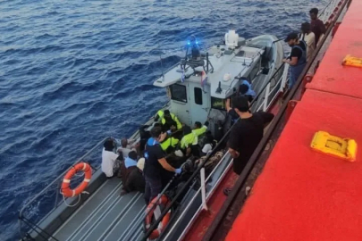 Türk bayraklı DONAU EKSPRES II, Girit’in yaklaşık 50 deniz mili güneyinde denizde mahsur kalan 48 Sudanlı düzensiz göçmeni kurtardı.