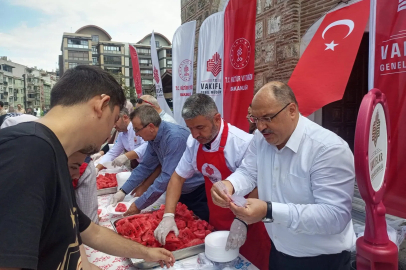 Bursa Vakıflar Bölge Müdürlüğü'nden Emir Sultan Külliyesi’nde karpuz ikramı