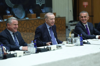 Cumhurbaşkanı Erdoğan’dan Süper Lig’e yükselen Erzurumspor FK, Amed Sportif Faaliyetler ve Çorum FK temsilcilerini Cumhurbaşkanlığı Külliyesi’nde kabul etti