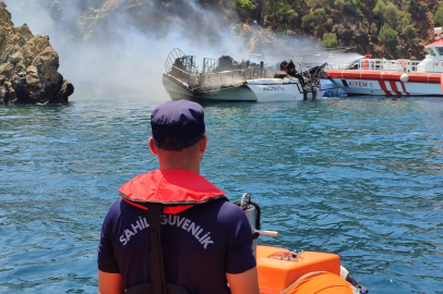 Fethiye Katrancı Koyu’nda “İmparator Atilla” isimli gezinti teknesinde yangın çıktı 115 kişi tahliye edildi